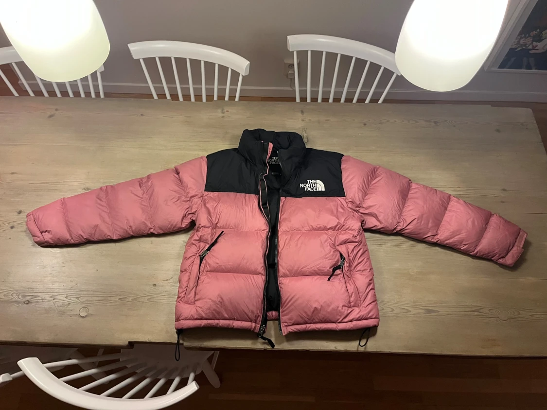 Rosa och svart pufferjacka North Face