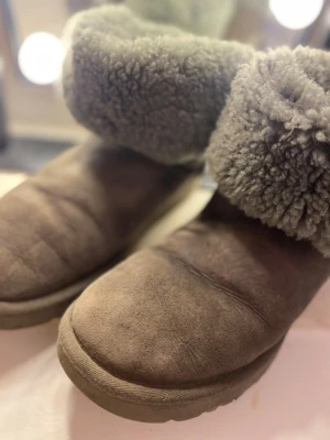 Uggs skor  38 - Säljer dessa Uggs skor i storlek 38. Säljer pga att de tyvärr blivit försmå. Går även att vika upp om man vill det. 