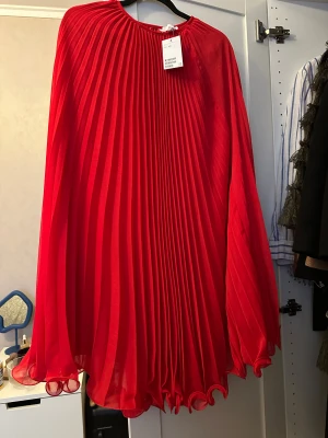 Röd plisserad kjol - H&M - Röd kjol i plisserat tyg, med prislapp på. I storlek XXS❤️