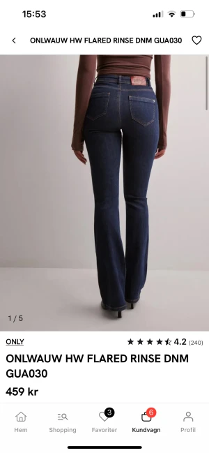 Mörkblå flared jeans från ONLY - Säljer dessa flared jeans från ONLY. Nypris 459. Säljer för de är förkorta för mig. Knappt använda så är dom nya. 💕