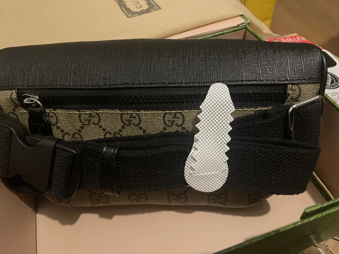 Gucci beige och svart midje/axel väska - 1