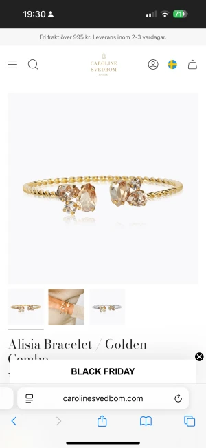 Alisia armband från Caroline Svedbom - Exklusivt armband i guldton från Caroline Svedbom med tvinnad design och stora gnistrande kristaller i champagnefärg och klara stenar. Armbandet har en öppen form och är perfekt för dig som vill sticka ut med elegans och glans. Ny skick Nypris är 795kr