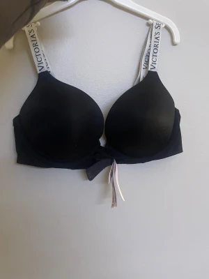 Victoria’s Secret bombshell bra - Jätte snygg svart bh från VS i nyskick. Den är push up och sitter bekvämt. Säljer eftersom jag köpte fel storlek💕