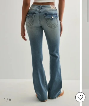 Blå bootcut jeans från True Religion - Snygga blå jeans från True Religion med bootcut passform. De är använda 3 gånger  och nypris för dem är 1400kr. Säljer eftersom att de är för stora för mig.