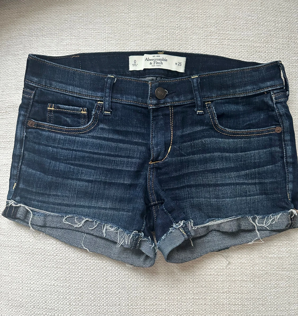 Mörkblå jeansshorts Abercrombie & Fitch