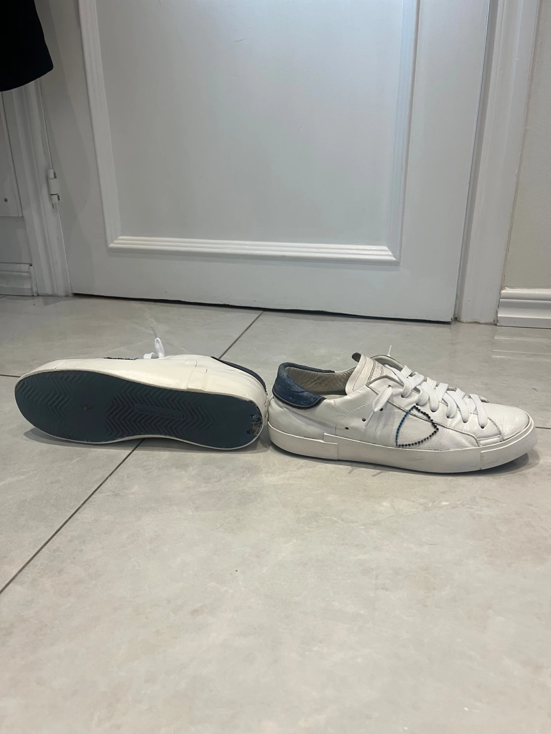 Philippe Model vita sneakers med blå detalj - 3