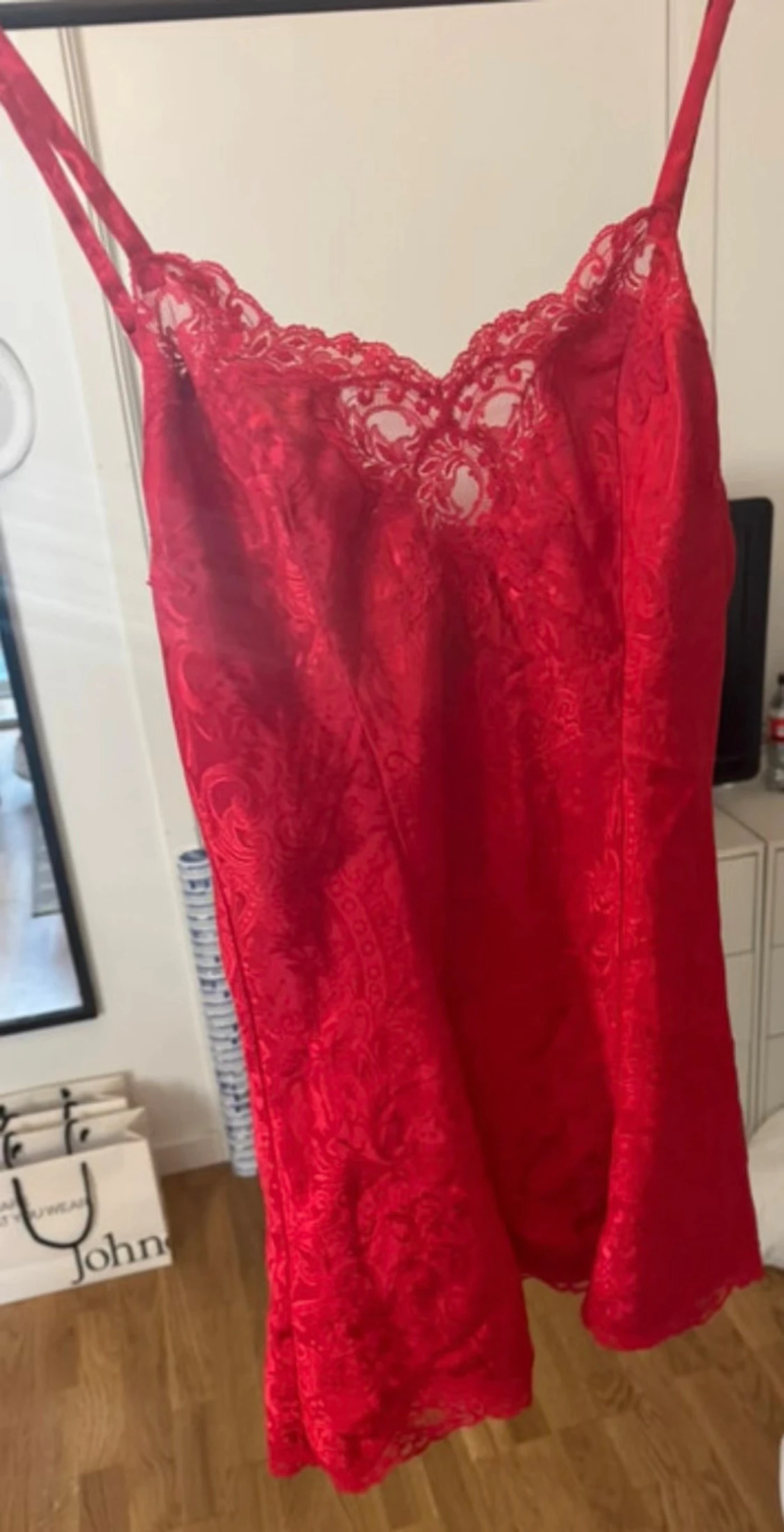 Röd spetsklänning från Victoria's Secret