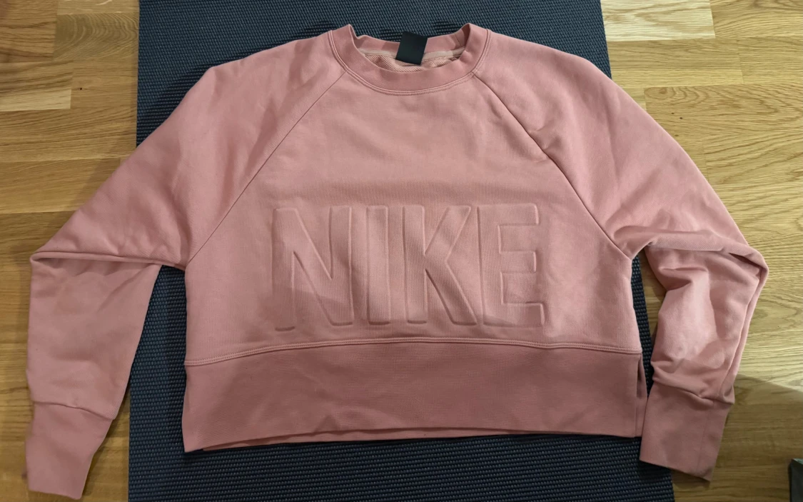 Rosa croppad sweatshirt från Nike