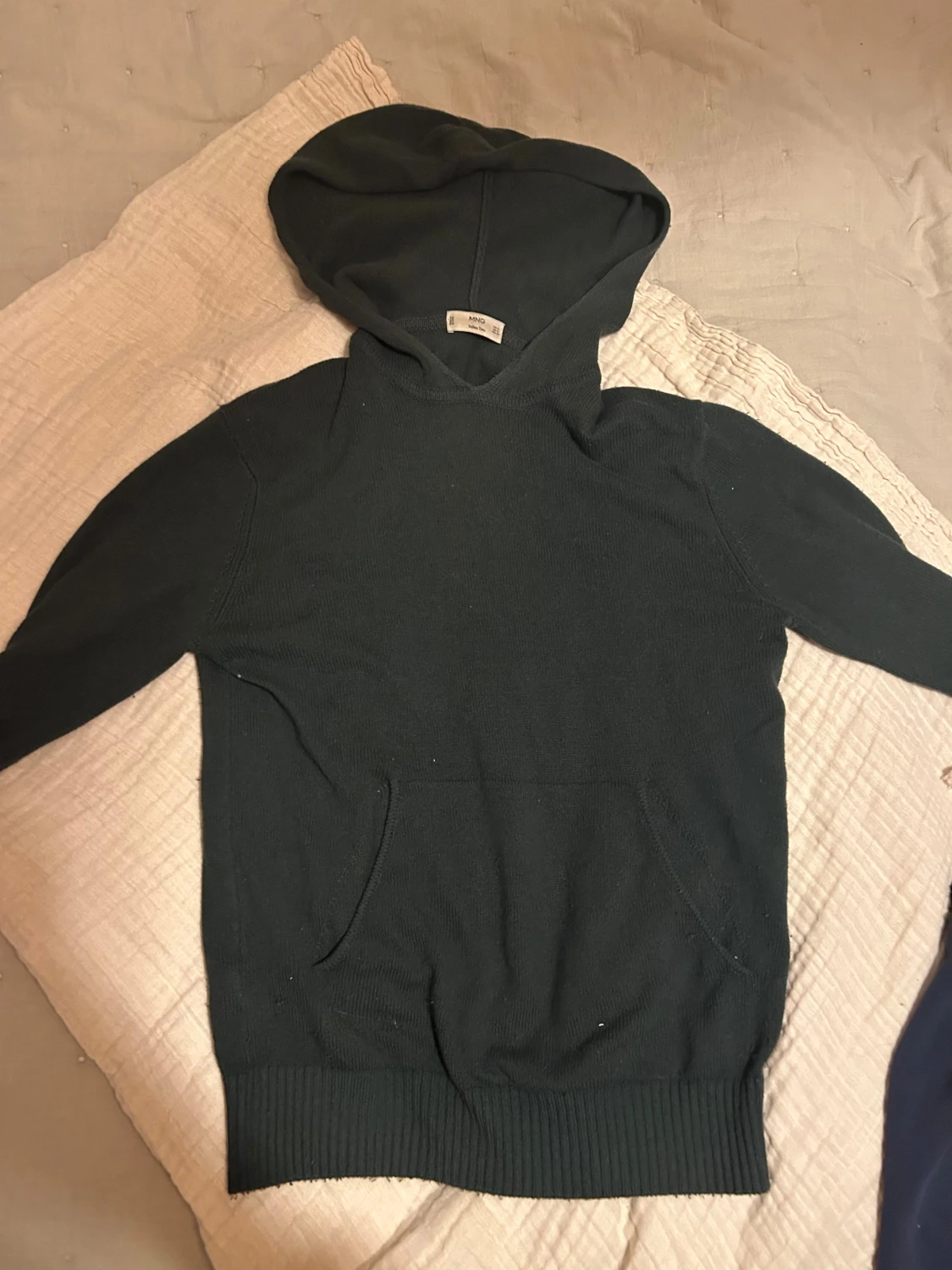 Svart stickad hoodie från MNG