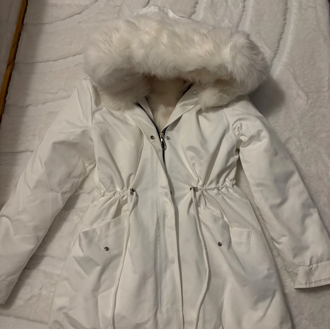 Vit parkajacka med fluffig huva - 1