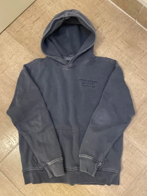 Abercrombie & Fitch hoodie  - En extremt snygg blå Abercrombie & Fitch hoodie med lite wash look! Storlek S, och sitter som regular fit. Hoodien är i väldigt bra skick!   Kontakta gärna oss om du har frågor, och dessutom är priset inte hugget i sten!   Mvh Saint ;)