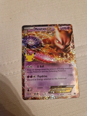Mewtwo EX - Cool och glittrig Mewtwo EX Pokémonkort med kraftfulla attacker som X Ball och Psydrive. Perfekt för samlare och spelare som vill ha en unik och stark karaktär i sin kortlek. Kortet har snygg design och passar dig som gillar Pokémon och vill sticka ut!