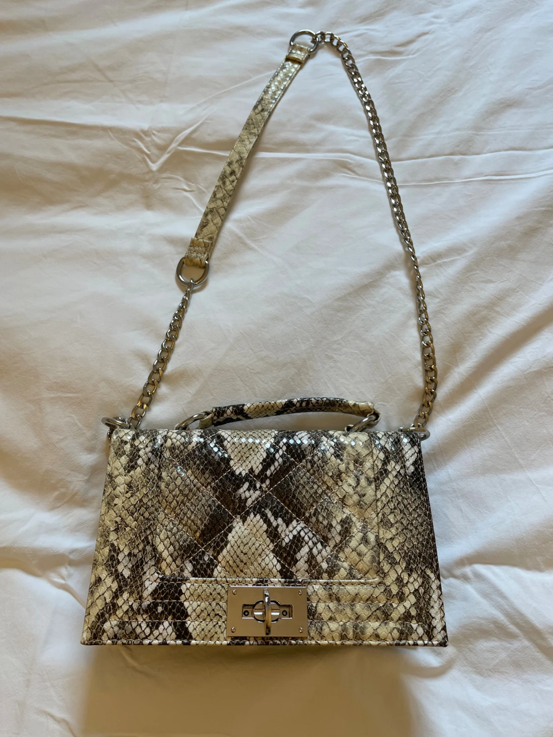 Axelväska i ormmönstrad skinnimitation