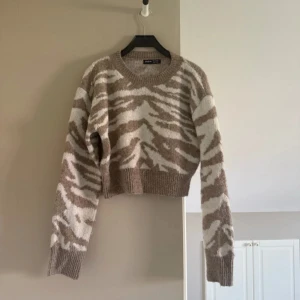 Stickad tröja - Kortare stickad tröja med zebra mönster ifrån Shein. Storlek S💕