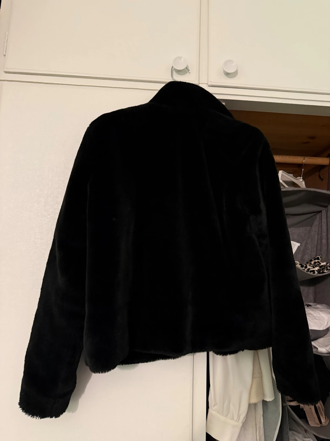 Svart pälsjacka med krage - 1