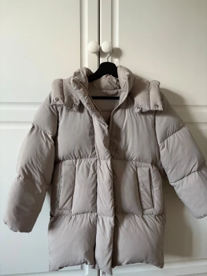 Jacka från Zara  - Säljer en super fin vinter jacka från Zara. Den har lite kortare armar men det är modellen🥰köpte för 1000 säljer för 600