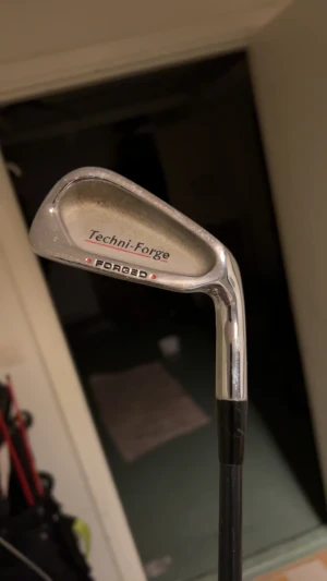 Techni-Forge Forged 2 Iron - Klassisk Techni-Forge 2-järn, smidd för optimal känsla och precision. Klubbhuvudet visar normalt bruksslitage men är i gott skick för sin ålder. Perfekt för golfaren som söker en pålitlig järnklubba med traditionell design. OBS! En liten skada som ni ser på bild 4 men inget som påverkar spelet och ett dåligt grepp på.