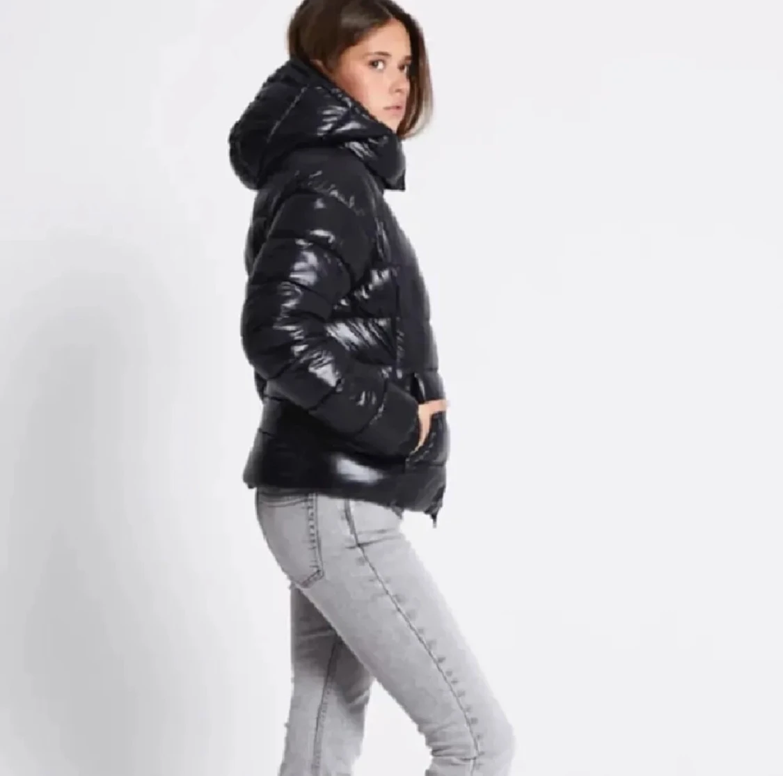 Svart glansig pufferjacka med huva - 2