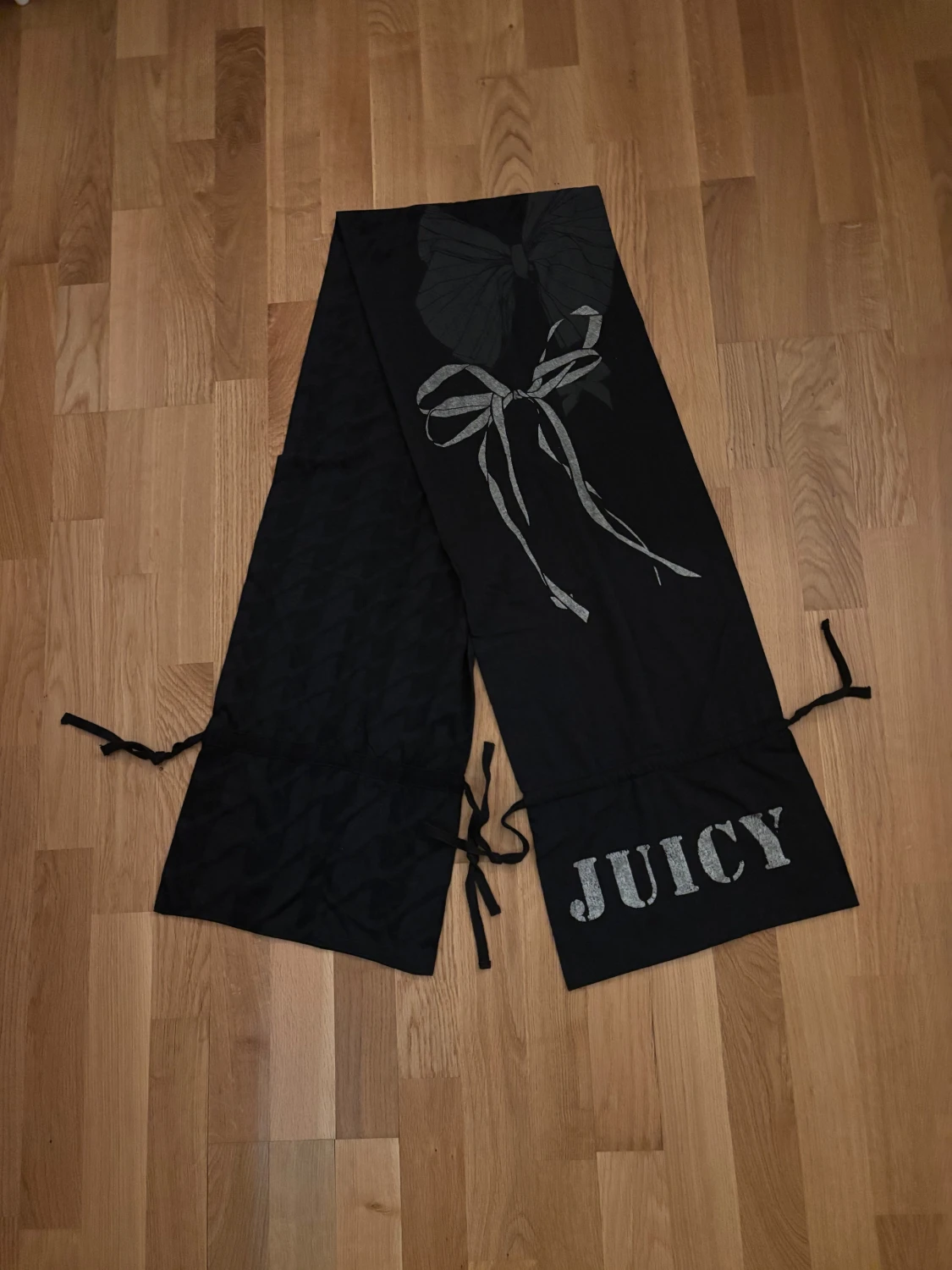 Svart Juicy Couture halsduk