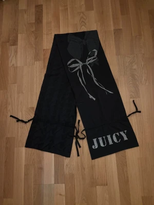 Svart Juicy Couture halsduk  - Svart halsduk från Juicy Couture, bra skick! Säljer då jag inte har någon användning! Vintage! 