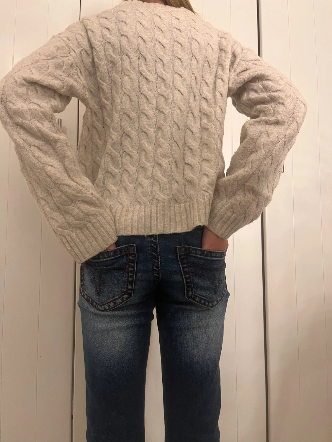 Beige kabelstickad tröja - 1