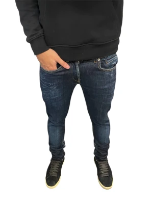 Dondup George jeans  - Mörkblå Dondup George jeans. Mycket bra skick. Storlek 31 passar dig mellan 160-170 ungefär. Modellen är 173cm, 64kg. Pris kan diskuteras!!