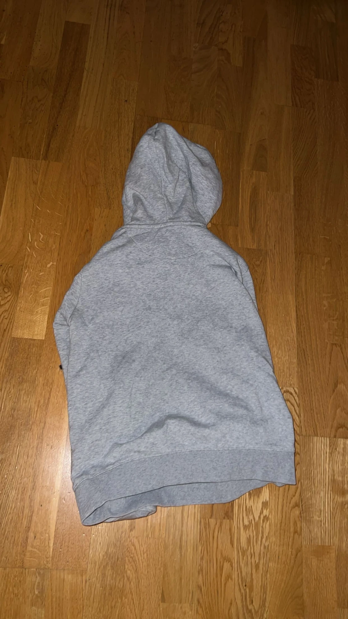 Grå hoodie från GANT med broderi - 3
