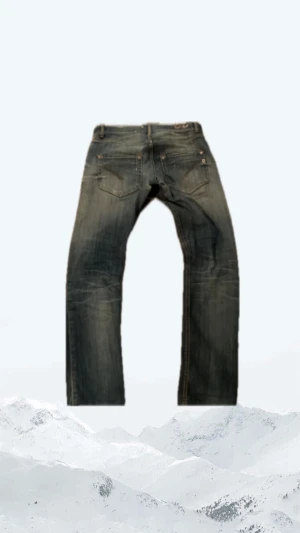 Dondup jeans  - Säljer dessa väldigt sällsynta jeans med en ovanlig fade på dom som bara kan fås via mycke användning.  Såklart har dom lite hål här o där men allt är lagat och inget hål är rakt igenom. Först i kvarn!