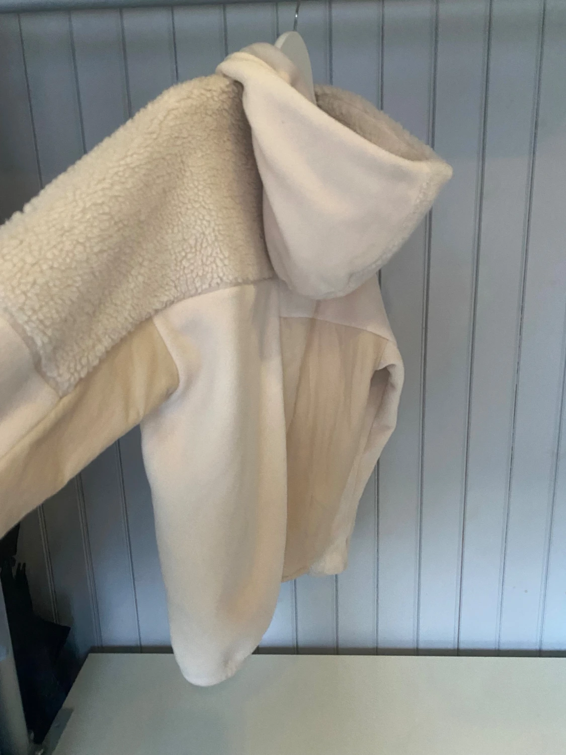 Beige teddyjacka med huva från Champion - 1