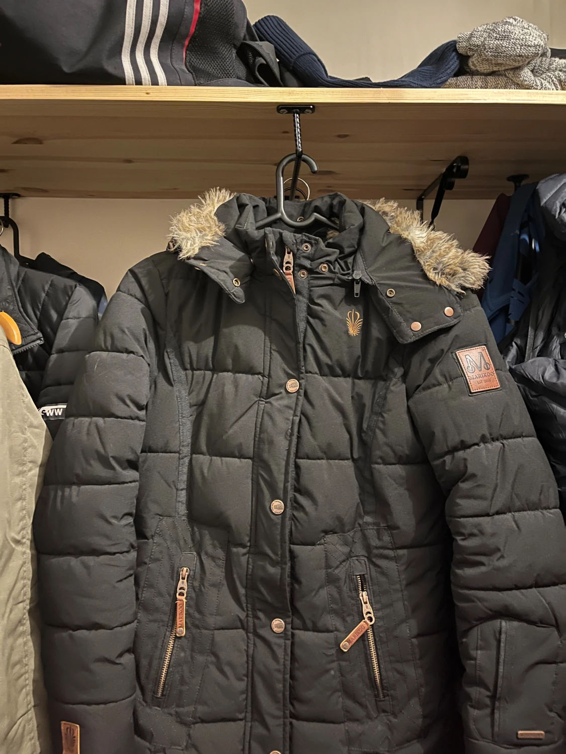 Svart vinterjacka med fuskpäls från Marikoo - 6