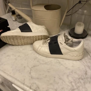 Valentino Garavani - Snygga Valtino opens i färgen navy. Sjukt snygga. Märket från valentino garavani. Bra skick. Har dustbagen och han jag köpte ifrån glömde skicka boxen och vägrade sen skicka den. Har även ett äkthetskort från valentino. Köpte skorna här på Plick. Skriv för bilder eller frågor