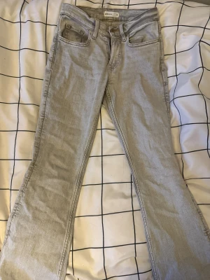 Ljusgrå bootcut jeans från Gina Tricot - Säljer ett par ljusgrå jeans från Gina Tricot, modell Perfect Jeans. De  är bootcut..säljer pågrund av att jag föredrar jeans som är lite längre och de var lite tajta runt midjan för mig jag är 160cm skulle rekommendera för någon som är 158-159 pris kan diskuteras och skriv gärna ifall ni vill se hur de sitter på eller annat.och på andra bilden ser de fläckiga ut bakifrån men det är bara min kamera som krånglar.har använd kanske en gång❤️