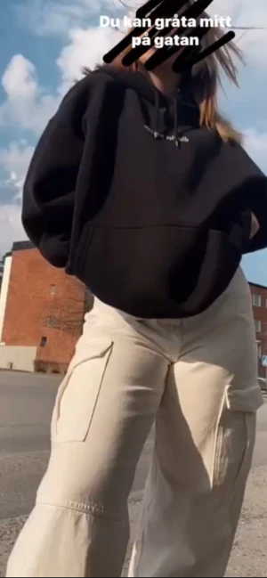 Vita cargopants med fickor - Säljer ett par snygga vita cargopants med breda ben och stora fickor på sidorna. Byxorna har en loose passform och är perfekta för en chill streetstyle-look. Materialet känns slitstarkt och bekvämt, och färgen är neutral vilket gör dem enkla att matcha.