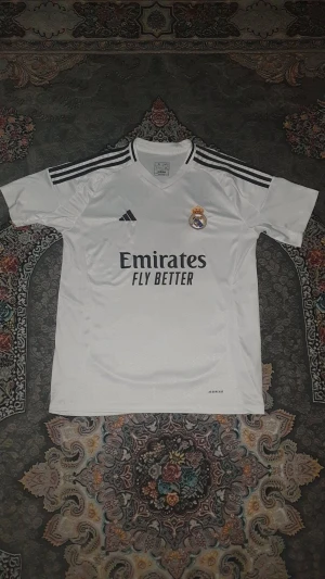 Real Madrid Mbappé 9 Adidas fotbollströja [Användt 3 gånger] - Säljer en vit Real Madrid fotbollströja.  Den passade inte mig o visste inte hur man skulle lämna tillbaka den så jag säljer den för bättre pris 