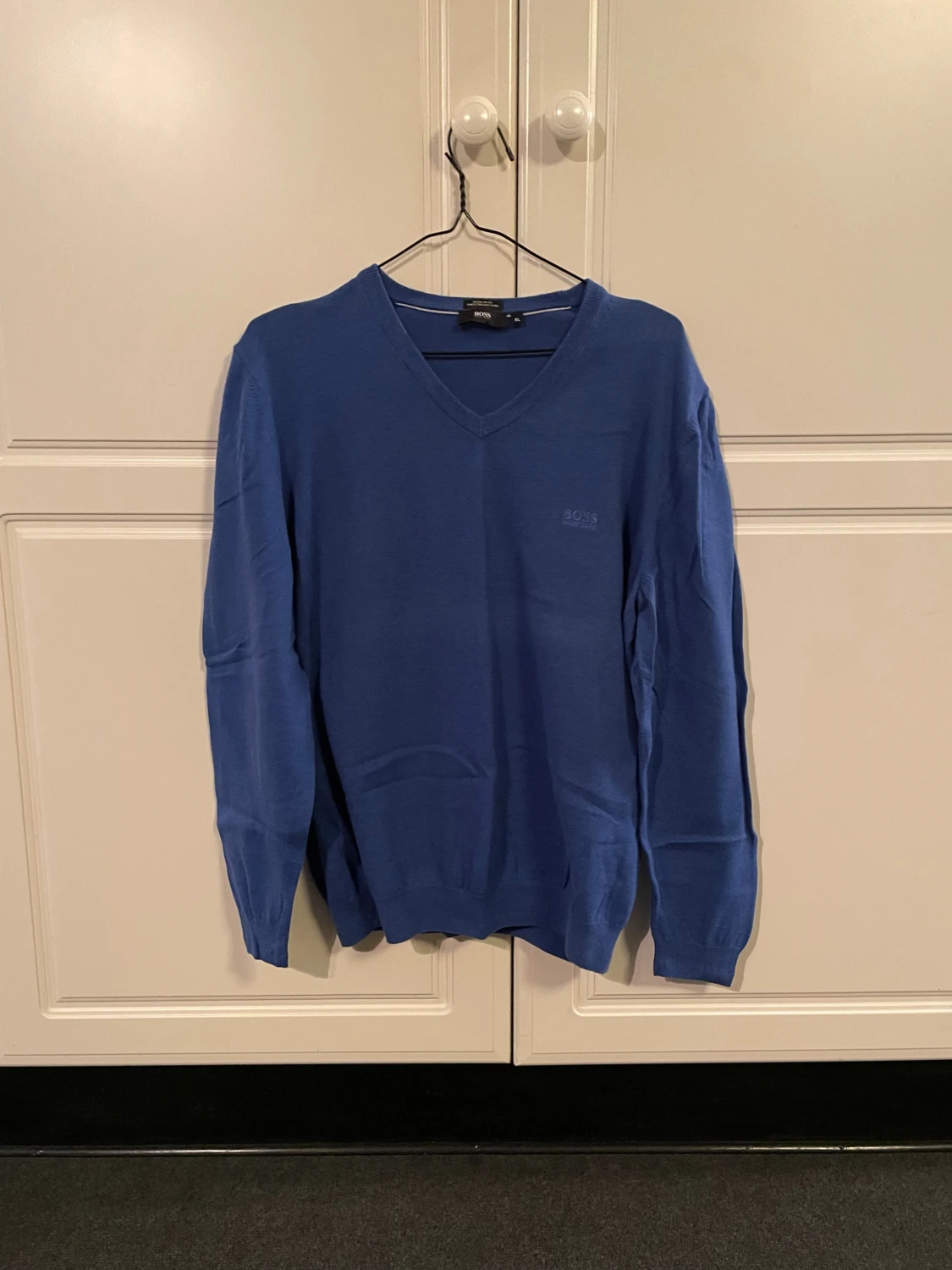 Blå v-ringad Hugo Boss tröja