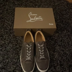 Gråa Christian Louboutins - - Christian Louboutins                                                                                       - Skick 4,5/5                                                                                     - Storlek 45                                                                                     - Instabox för snabb leverans 