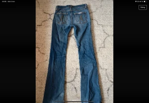 Blå bootcut jeans från Fornarina - Snygga blå jeans från Fornarina i klassisk bootcut-modell. Midjemåttet är ca 35cm och innerbenet 82cm