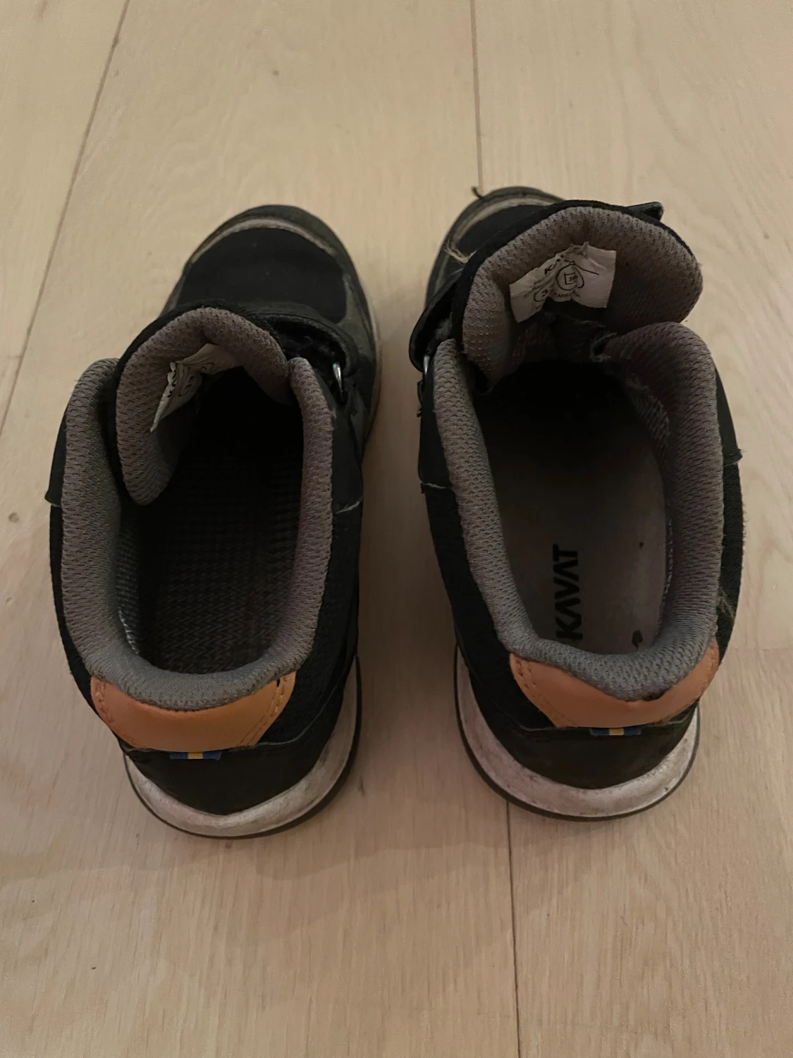 Svarta sneakers från Kavat med kardborre - 3