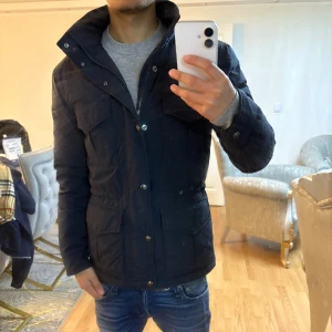 Woolrich fieldjacket - En tvärfet sällsynt woolrich fieldjacket jacka. Som ej säljs längre köpt för 4,400kr på boozt. En fet jacka man kan ha till vintern som är stilig. Storlek XS men såklart stor i storleken så passar mig som har S. Kom med frågor och bud 😁