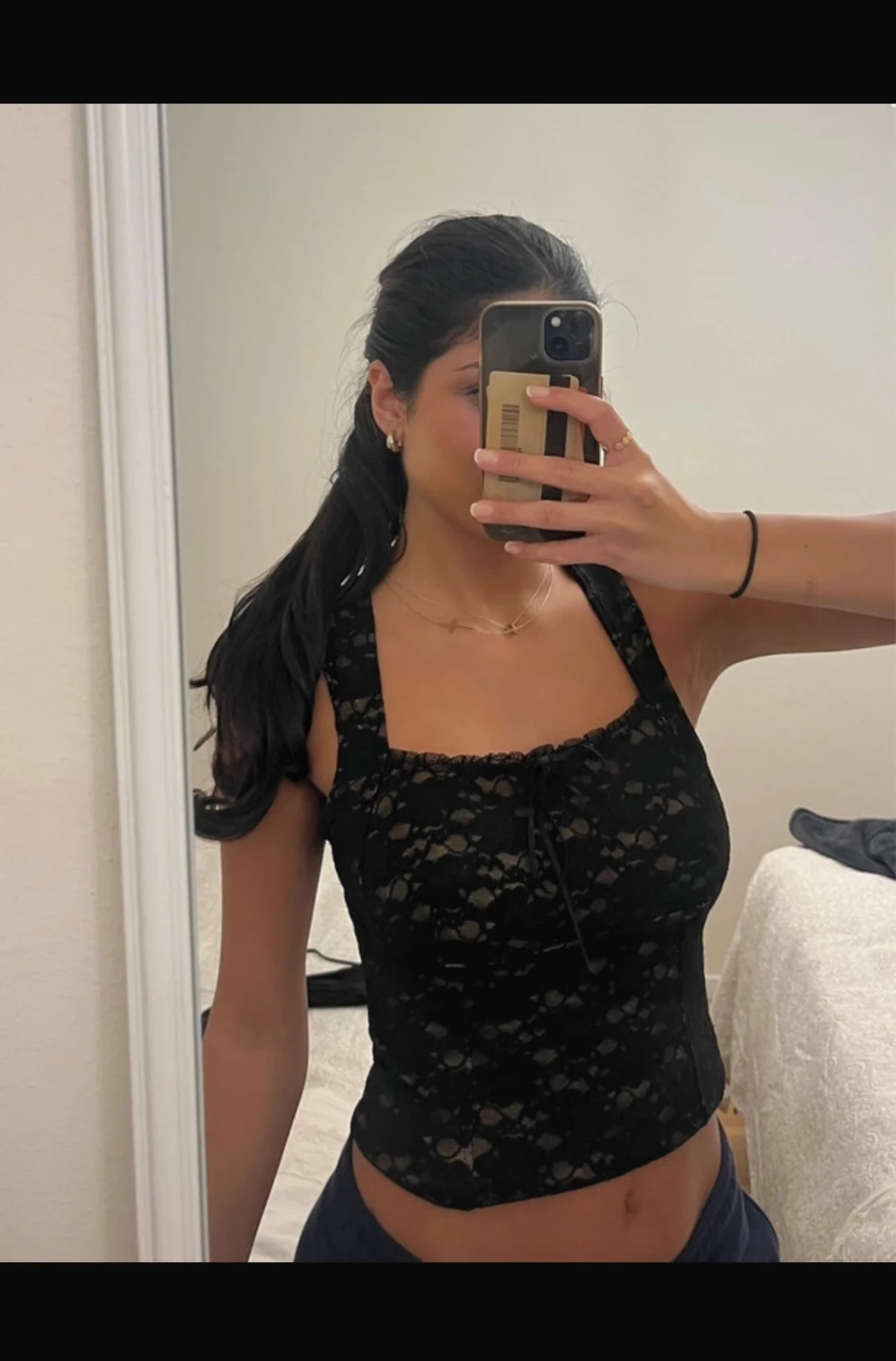 Svart spetsig ärmlös blus med rosett - 1