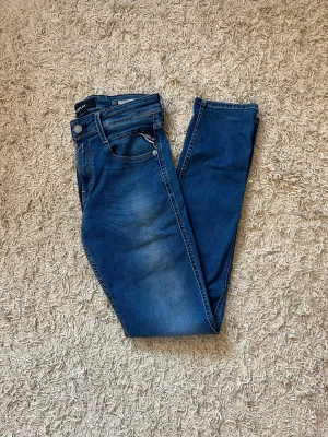 Replay Anbass jeans  - Hej! Säljer dessa sjukt snygga Replay Anbass som är perfekta inför vintern!❄️Storlek 29/32 och skicket är mycket bra 🙌