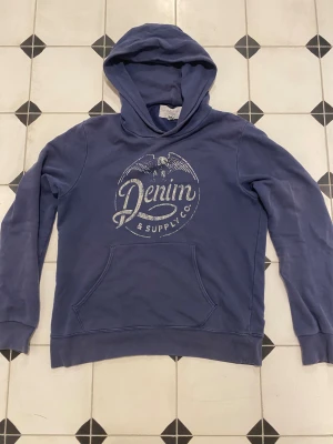 Denim & supply hoodie - Säljer nu denna sjukt eftertraktade vintage Ralph lauren denim & supply hoodien. Skick 9/10 inga defekter skicka dm om du har frågor/funderingar. Pris 849kr kan disskuteras vid smidig affär🤝