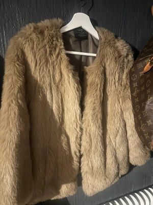 Beige pälsjacka från Zara - Säljer en fluffig och trendig beige pälsjacka från Zara. Lite äldre men bra skick