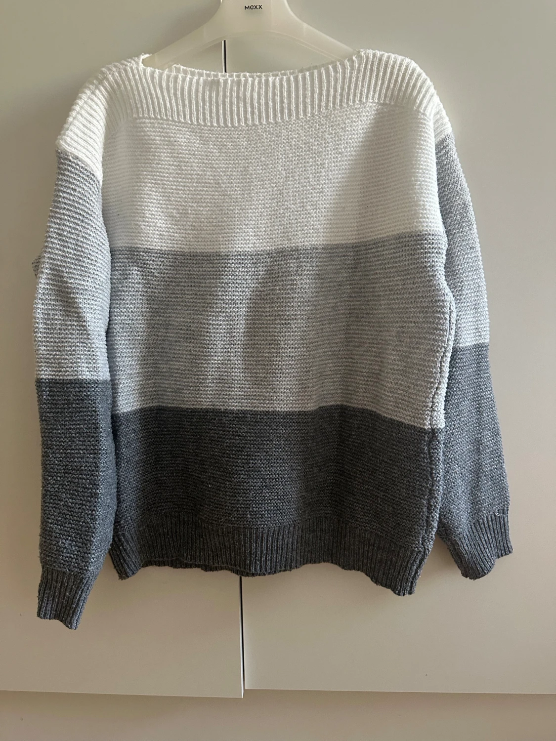 Randig stickad tröja i grå toner - 3