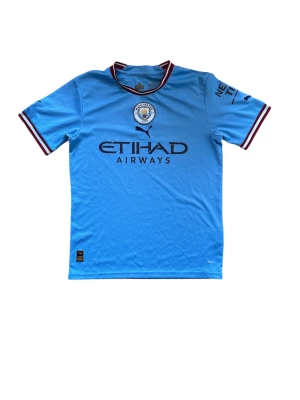 Manchester City 22/23 Hemma – Snabb affär - Clean City-tröja i bra skick. Inga defekter, redo för vardag eller match.