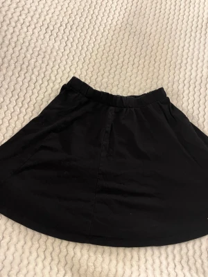 Svart kortkjol från H&M - Minikjol från H&M i storlek 158/164. 