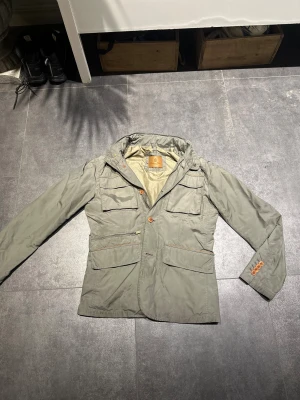 Massimo dutti - Massimo Dutti jacka [] Skick 9/10 [] Storlek S [] Pris 699 [] Modellen är cirka 176cm [] Fraktar via Postnord på köparens beskostnad[] Hör av dig vid minsta fråga eller fundering! 