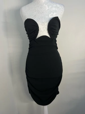 Svart axelbandslös kort klänning - Sjukt snygg axelbandslös klänning med figurnära passform i storlek S från Ginatricot & passar mig som vanligtvis bär XS. Använd en gång och i utmärkt skick 🖤