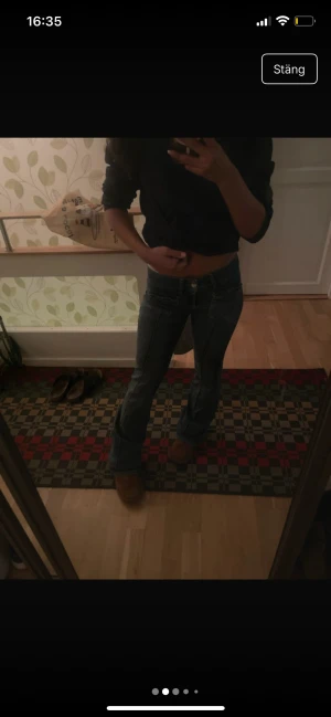 Bootcut jeans från Nelly, blå, stl 32 - Säljer ett par blå bootcut jeans från Nelly i storlek 32. Jeansen har låg midja och är tillverkade i stretchigt material med 89% bomull, 6% polyester och 5% elastan. Snygg passform med klassiska fickor och markerade sömmar. Tror ej att varan säljs längre därför att jag inte kan hitta den på hemsidan, det är även mina bilder tog bara bild från min vinted!❤️❤️