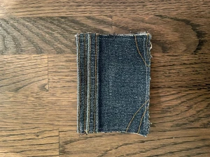 Korthållare tillverkad av återvunna jeans - Vi på ReCase UF tillverkar korthållare tillverkade av gamla jeans. Vi ser så klart till så att kvaliteten på jeansen är bra och tåliga. Hör av er om ni har frågor💙💙Obs! Priset är ej prutningsbart och ni står själva för frakt!